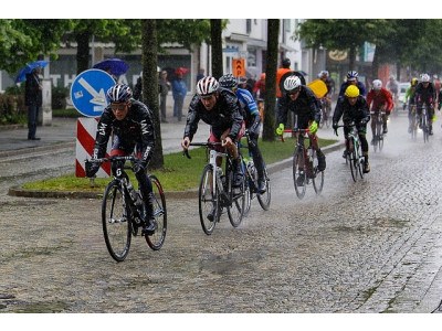 Lassen Sie sich vom Wetter nicht von Ihrem Wettkampf abhalten! Unser umfassender Leitfaden bereitet Sie auf den Triathlon bei Regen vor: Ausrüstung, Strategien und Sicherheit.