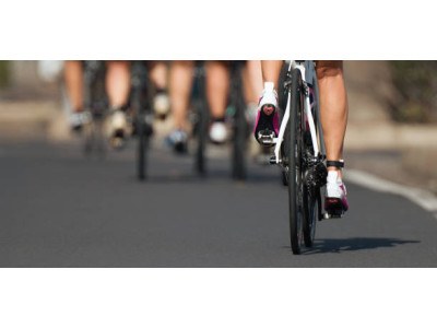 Drafting im Triathlon: Regeln und Prinzipien für Schwimmen und Radfahren