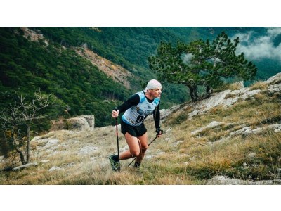 Aprenda a Correr Eficientemente com Bastões em Trilha