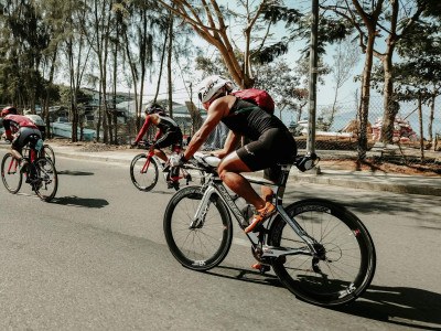 Triathlon-Technik verbessern: Tipps für Schwimmen, Radfahren und Laufen