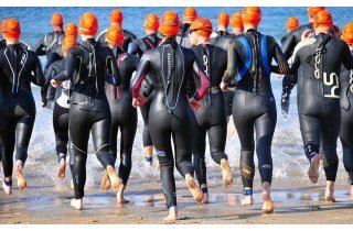 Compara las últimas novedades 2025 de trajes de triatlón de neopreno para hombres y mujeres