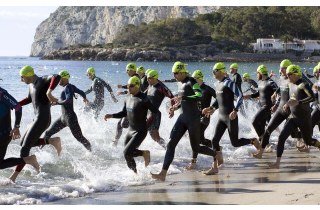 Não confunda mais! Aprenda as diferenças essenciais entre um traje de triatlo e um de surf para escolher o equipamento ideal. Dicas de especialistas.