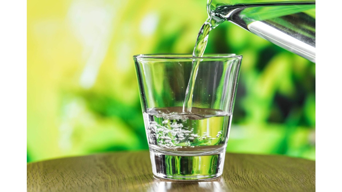 Evite a hiponatremia em endurance! Entenda suas causas, sintomas e estratégias essenciais de prevenção para triatletas e corredores de trilha.