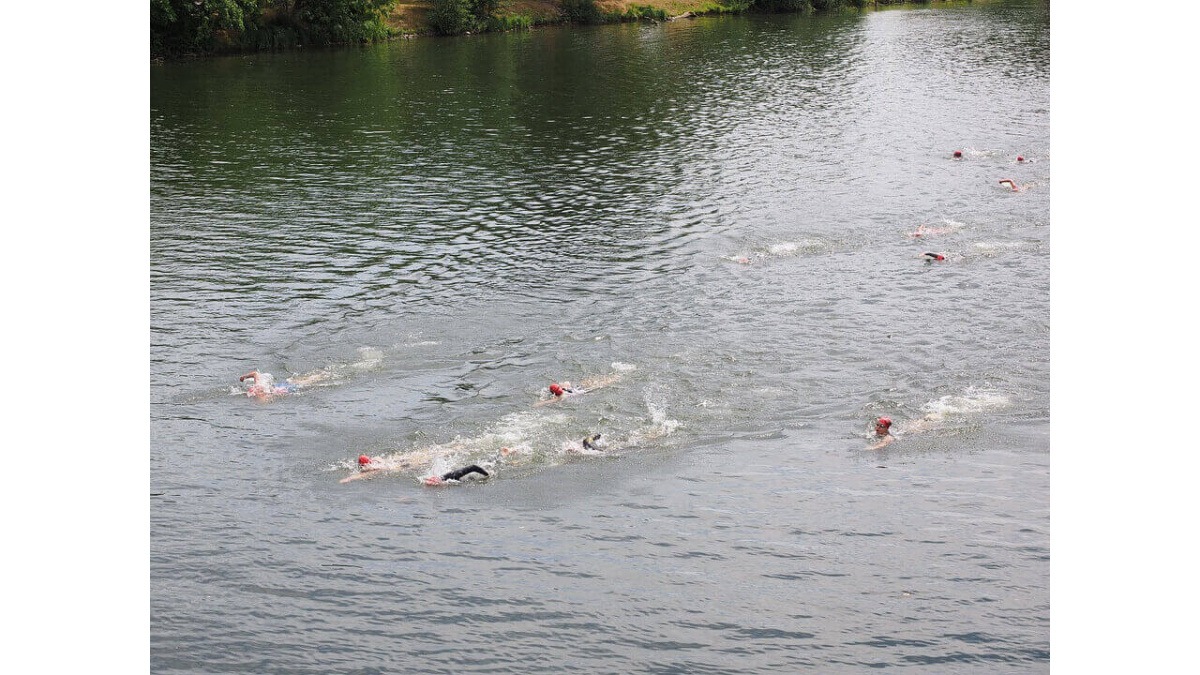 Ottimizza la tua alimentazione durante gli allenamenti e le gare di nuoto nel triathlon. Evita la fatica, massimizza l'energia.