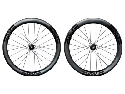 Optimiza tu rendimiento en bicicleta: Comprende las ventajas de las ruedas de perfil alto para triatlones: aerodinámica, velocidad y ahorro de tiempo.