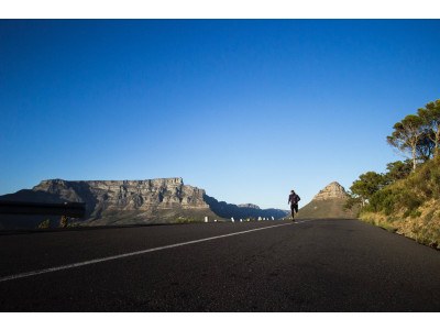 Descubre los 10 consejos más importantes para mejorar en la carrera. Desde la regularidad hasta la gestión de la fatiga, los fundamentos para alcanzar tus objetivos.