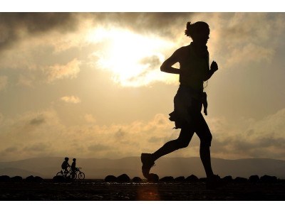 Run Safely at Night! Discover 5 Essential Tips for Your Safety: Reflective Gear, Suitable Routes, and Pro Tips for a Successful Night Out.