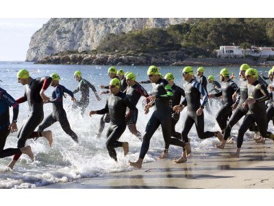 No confundas más: aprende las diferencias clave entre un traje de triatlón y uno de surf para elegir el equipo ideal. Consejos de expertos.