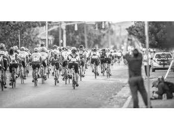 Otimize sua alimentação no triathlon de ciclismo. Aprenda o que e como comer para manter sua energia e desempenho.