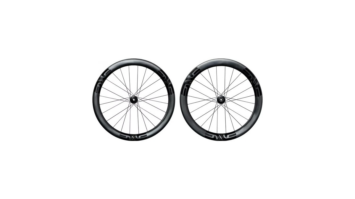 Optimiza tu rendimiento en bicicleta: Comprende las ventajas de las ruedas de perfil alto para triatlones: aerodinámica, velocidad y ahorro de tiempo.