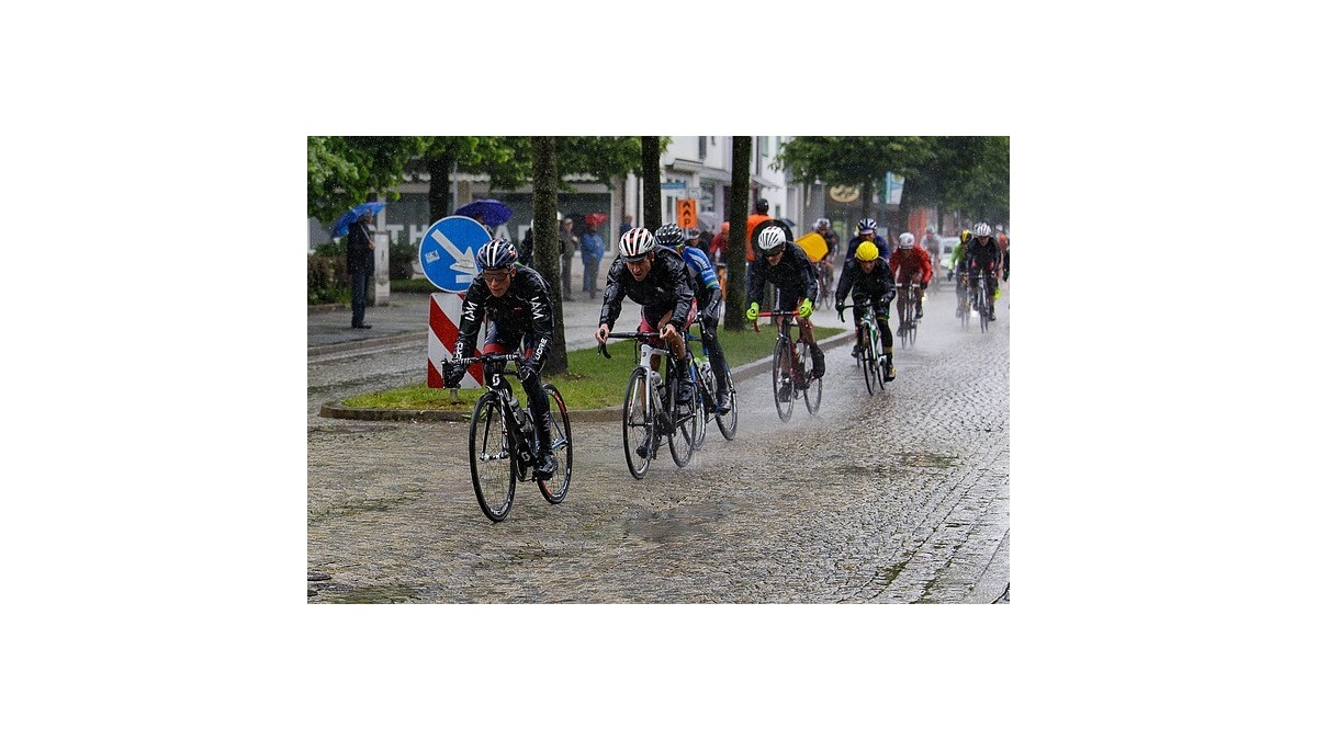 Lassen Sie sich vom Wetter nicht von Ihrem Wettkampf abhalten! Unser umfassender Leitfaden bereitet Sie auf den Triathlon bei Regen vor: Ausrüstung, Strategien und Sicherheit.