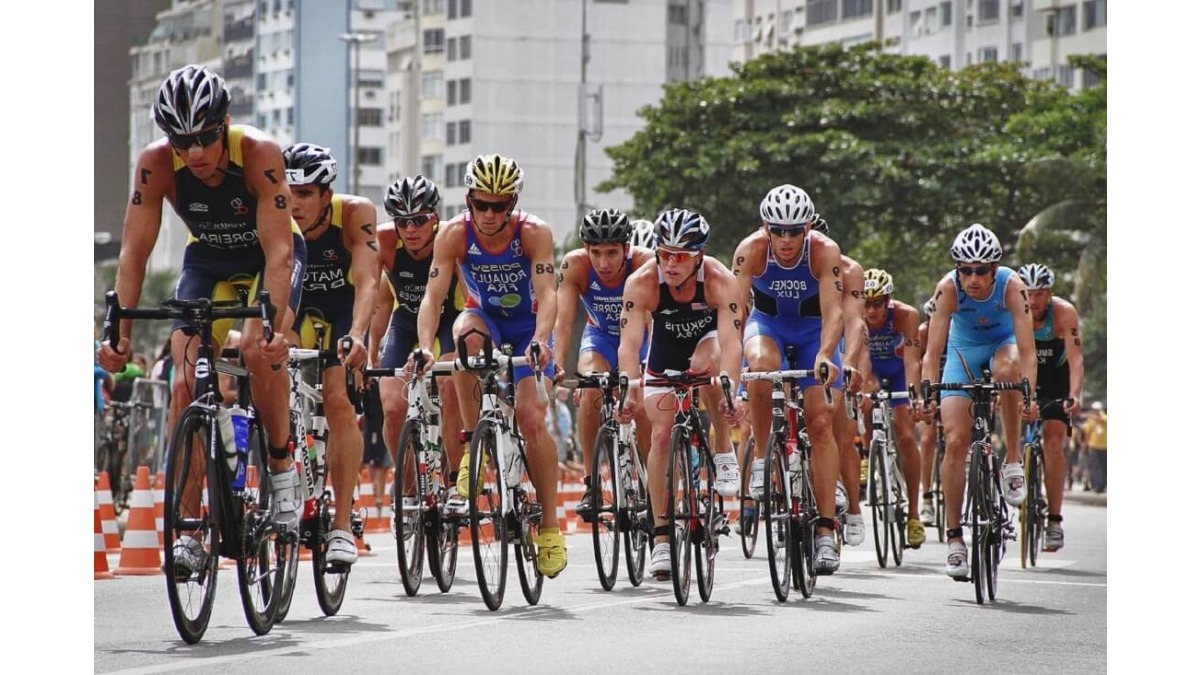 ¿Te apetece vivir la aventura en equipo? Descubre cómo funciona el triatlón en relevos, sus reglas y nuestros consejos para una carrera exitosa entre amigos.