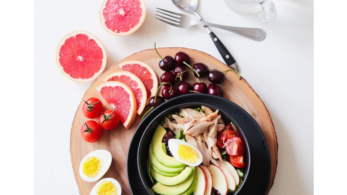 Descubre los 5 pilares de la nutrición deportiva para corredores: la importancia de las frutas y las proteínas. Optimiza tu alimentación para una mejor recuperación y progreso.