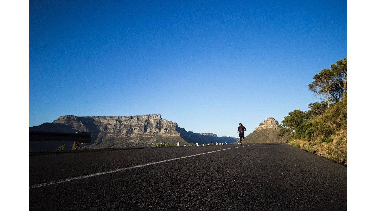 Descubre los 10 consejos más importantes para mejorar en la carrera. Desde la regularidad hasta la gestión de la fatiga, los fundamentos para alcanzar tus objetivos.