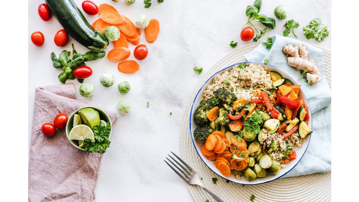 Domina las bases de la nutrición en trail: qué comer antes, durante y después del esfuerzo para rendir, evitar bajones y recuperarte bien.