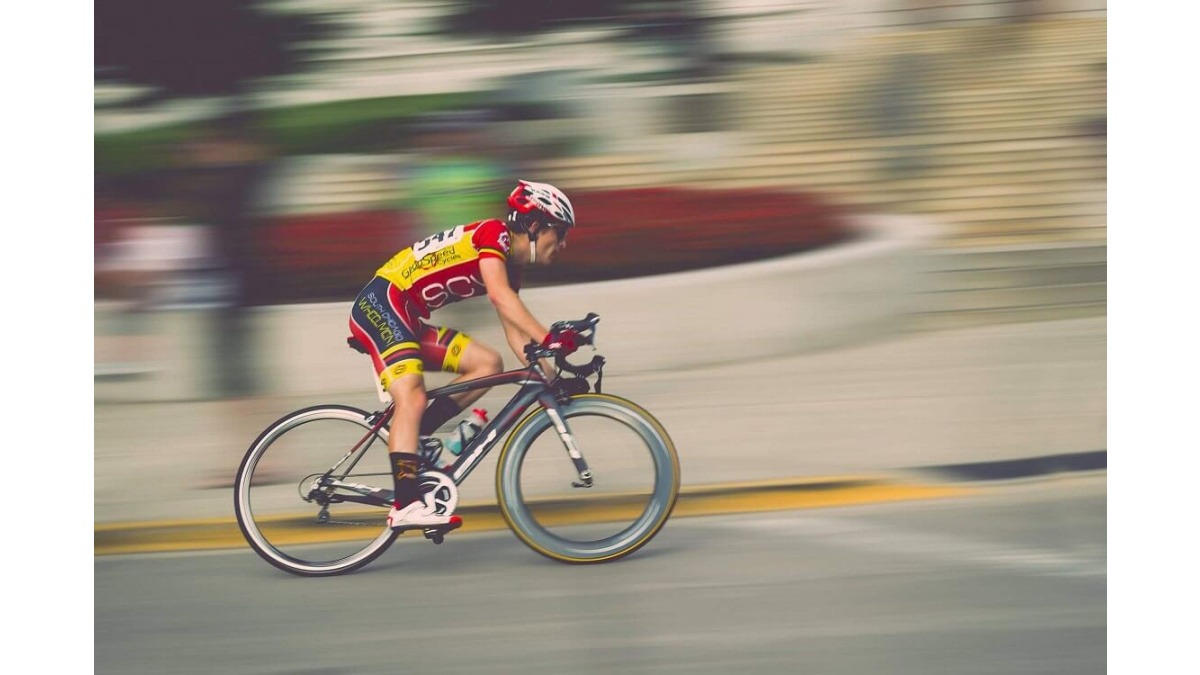 Conviértete en un ciclista más rápido y resistente en triatlón: descubre nuestros planes de entrenamiento y ejercicios específicos para la bicicleta.
