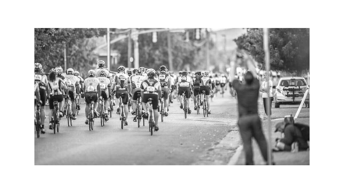 Otimize sua alimentação no triathlon de ciclismo. Aprenda o que e como comer para manter sua energia e desempenho.