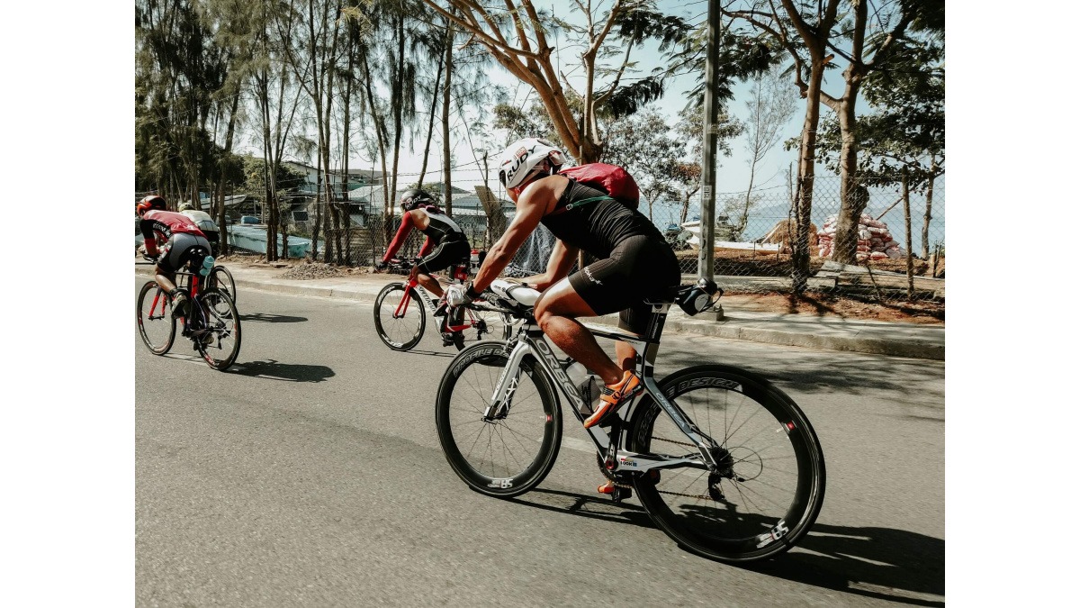 Aprenda a otimizar seu desempenho no triatlo: Dicas de especialistas para natação, ciclismo e corrida em todas as distâncias.